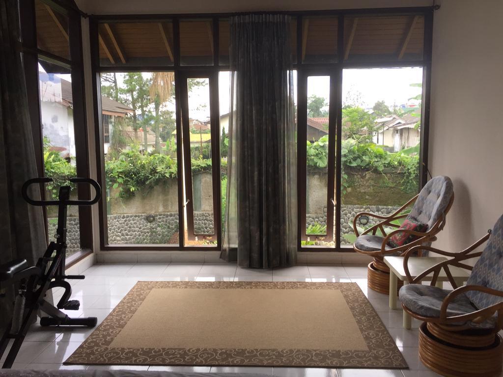 Holidayhome Alam Cipanas Puncak Exterior photo