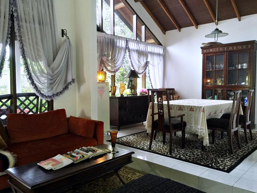 Holidayhome Alam Cipanas Puncak Exterior photo